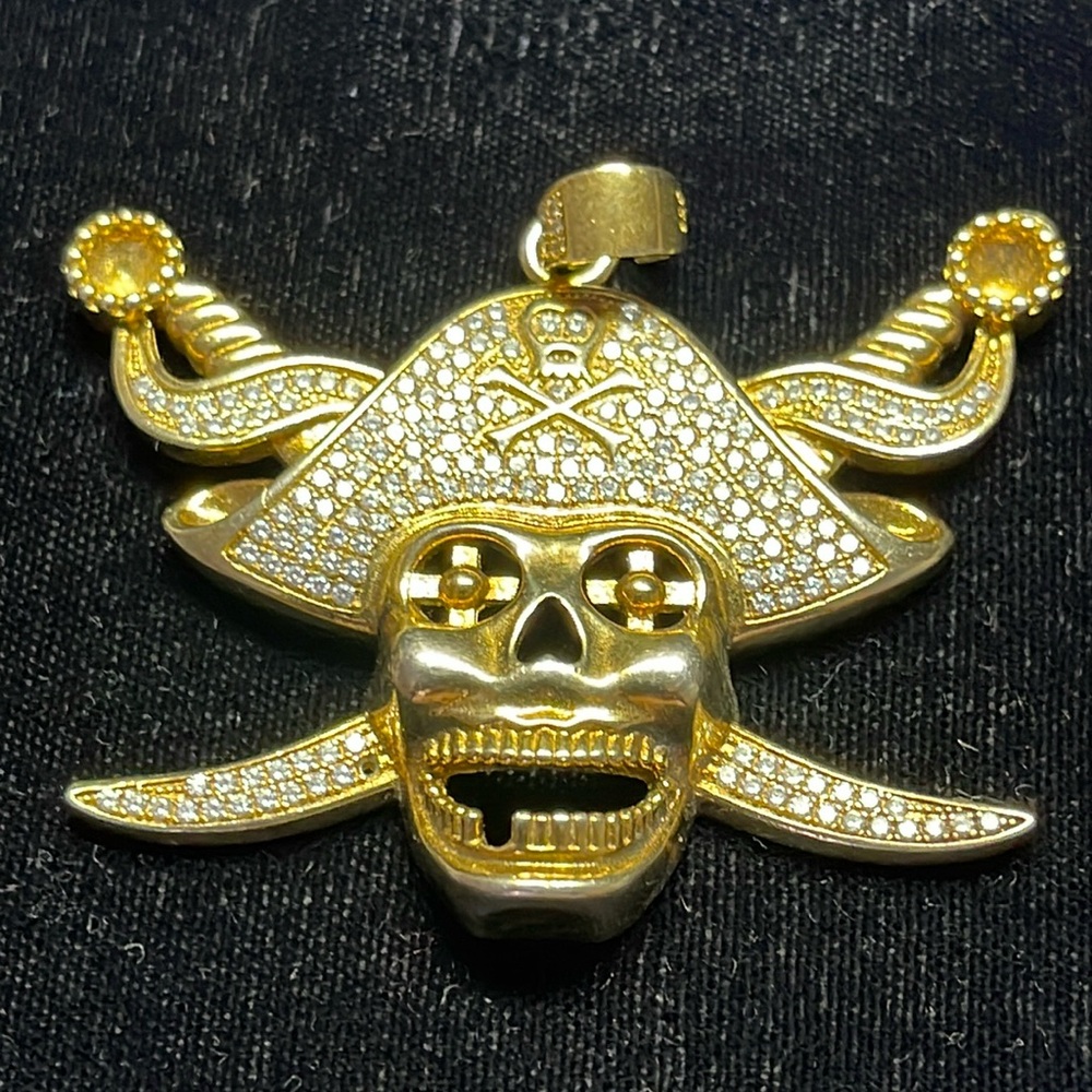 925 gold plated pirate pendant with cubic zirconia